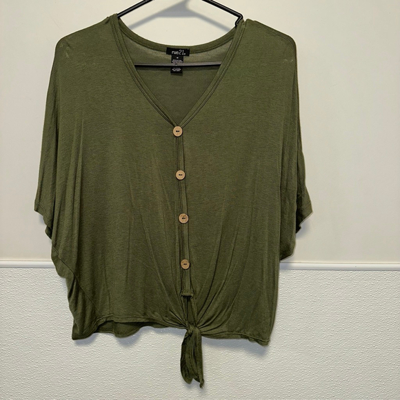 Women's Rue21 Green Button Front Tie Hem Short Sleeve Tee Medium Cozy - Picture 8 of 8